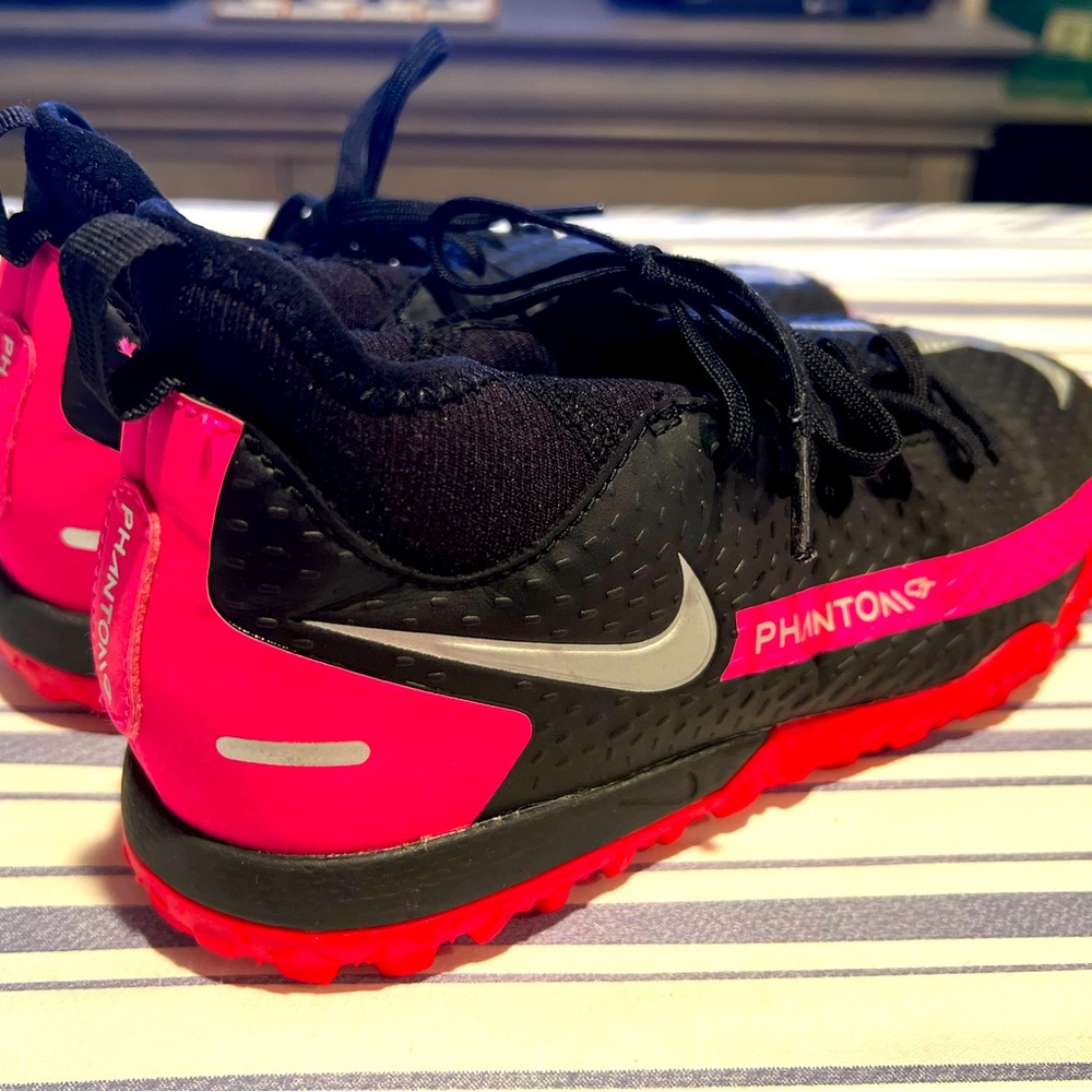 NIKE JR PHANTOM GT ACADEMY INDOOR BLACK-PINK-SILVER Size 4Y
